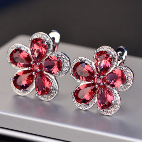 Red crystal flower set earrings and necklace are inlaid with rhinestones