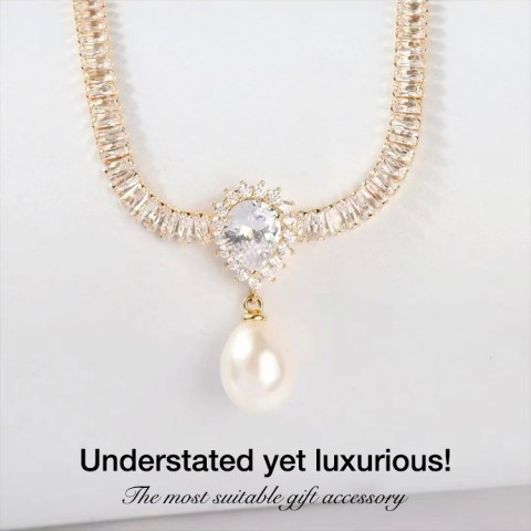 Luxury pearl necklace with zirconia